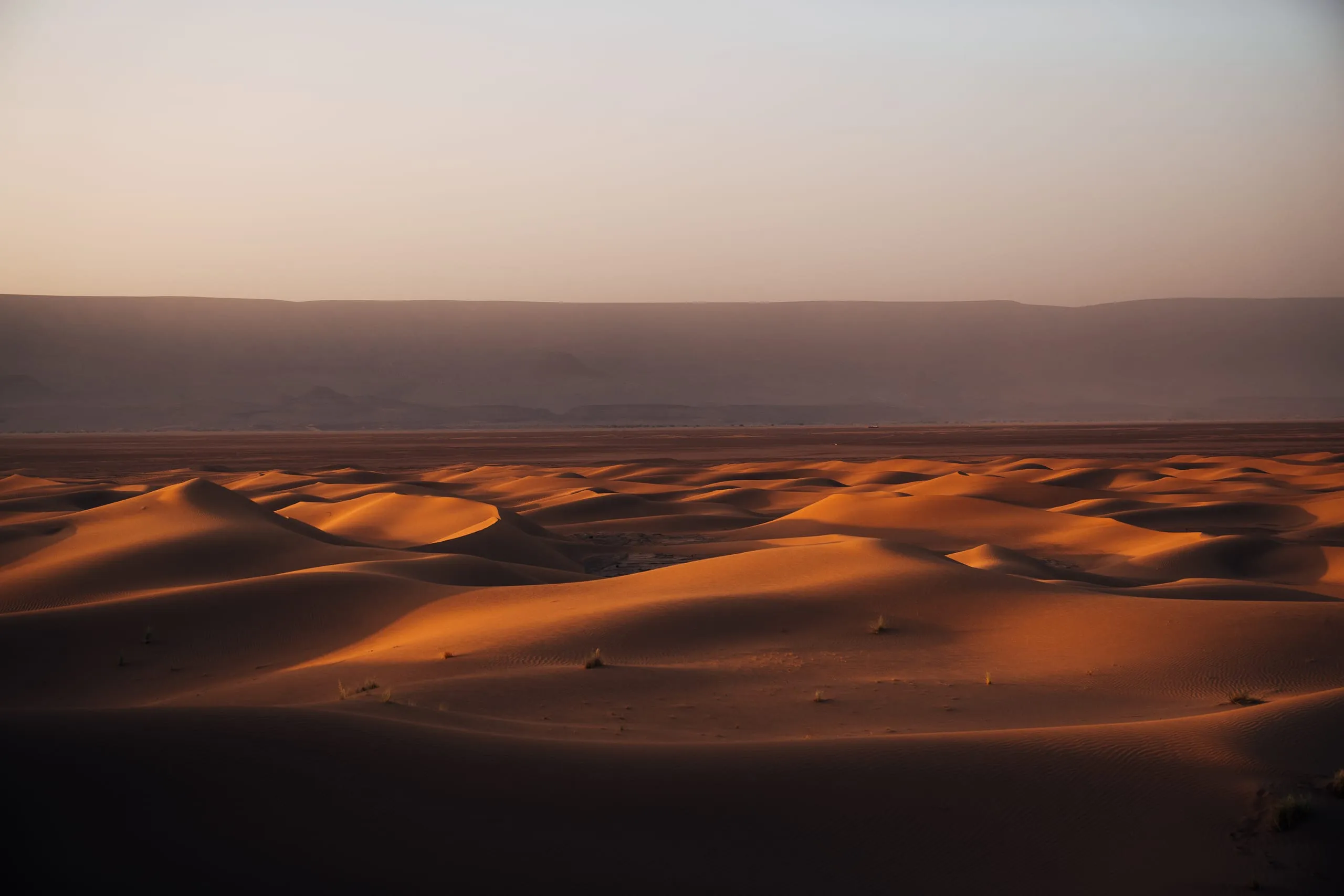 Dünen der marokkanischen Sahara in der Dämmerung